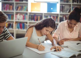 Teenagers influence each other about perceptions of risk Teenagers influence each other about perceptions of risk