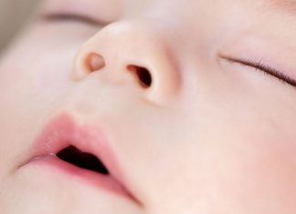 Pediatrician shows how to calm a crying infant instantly Pediatrician shows how to calm a crying infant instantly